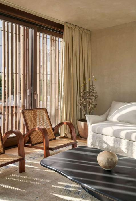 Patio Interior con Arcos de Piedra Marés